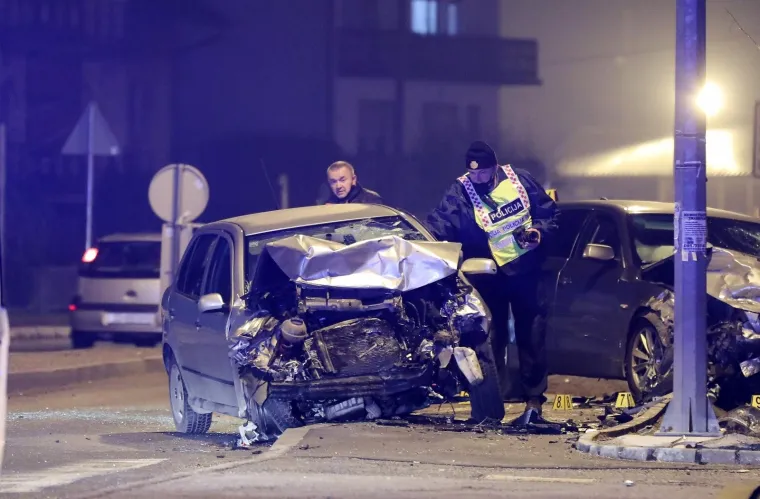 [FOTO] STRAVIČNE SCENE U SESVETAMA: U sudaru poginula jedna osoba. Automobili su neprepoznatljivi...