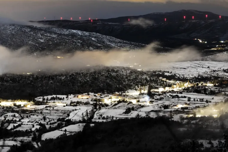 FANTASTIČAN POGLED S BRDA IZNAD SUTINE: Snijeg zabijelio veći dio Dalmatinske zagore