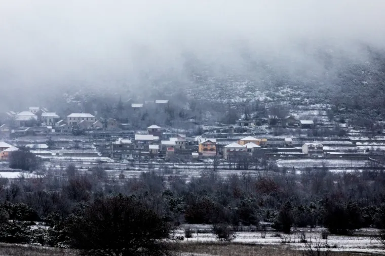 FANTASTIČAN POGLED S BRDA IZNAD SUTINE: Snijeg zabijelio veći dio Dalmatinske zagore