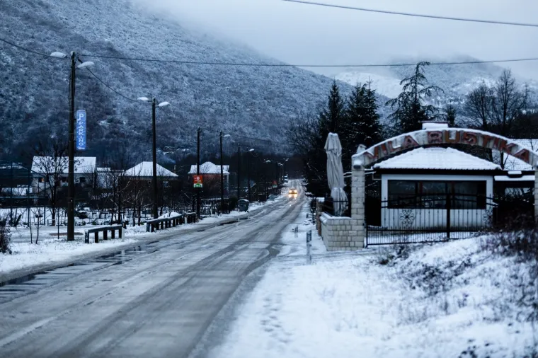 FANTASTIČAN POGLED S BRDA IZNAD SUTINE: Snijeg zabijelio veći dio Dalmatinske zagore