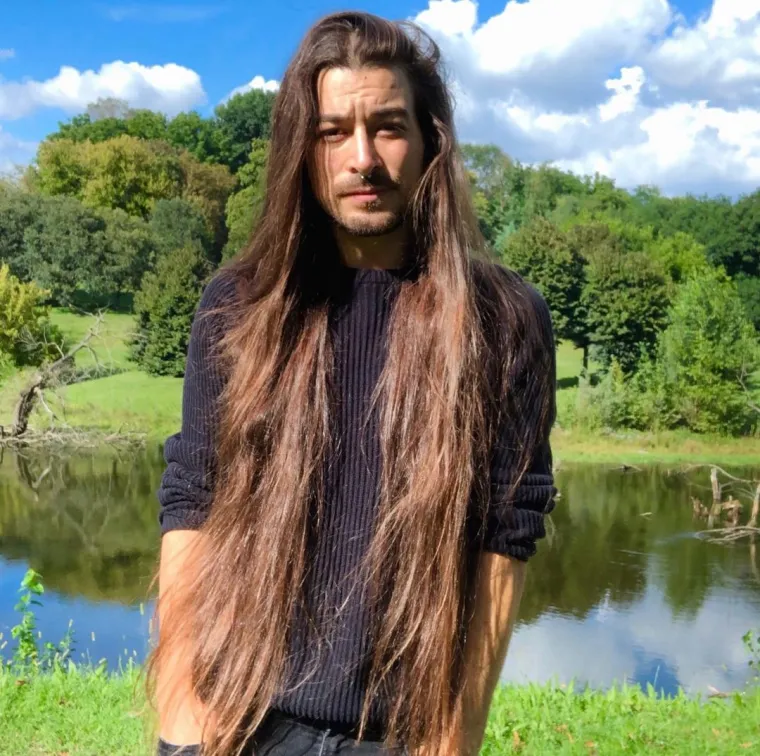 Za zgodnim producentom Massimom Volpeom (34) iz Milana okreću se glave, a nepoznate žene zaustavljaju ga na cesti kako bi se s njime fotografirale.