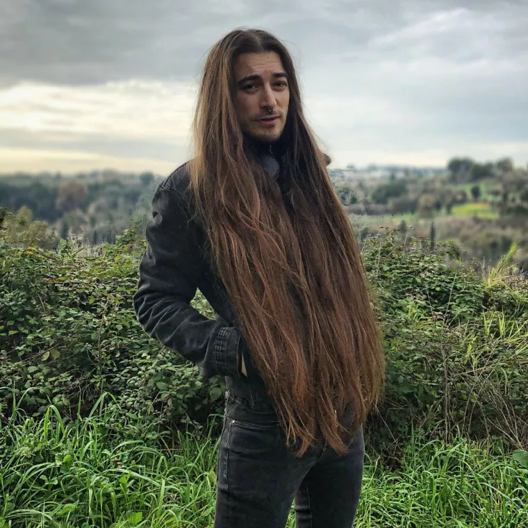 Massimo je kosu počeo puštati još u dobi od 12 godina nakon što je otkrio punk, metal i EBM glazbu, koju sluša i danas.