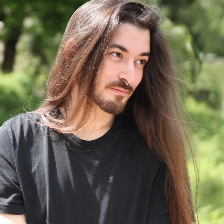 Njegov nesvakidašnji izgled donio mu je velik broj obožavateljica, a on tvrdi kako je tajna njegove duge i zdrave kose - veganska prehrana.