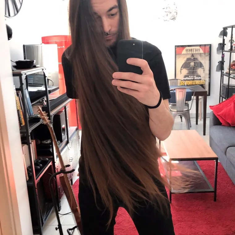 OVAJ LJEPOTAN PRIVLAČI POGLEDE GDJE GOD SE POJAVI: Njegov adut dug je - cijeli metar! Nije ni čudo što ga žene opsjedaju