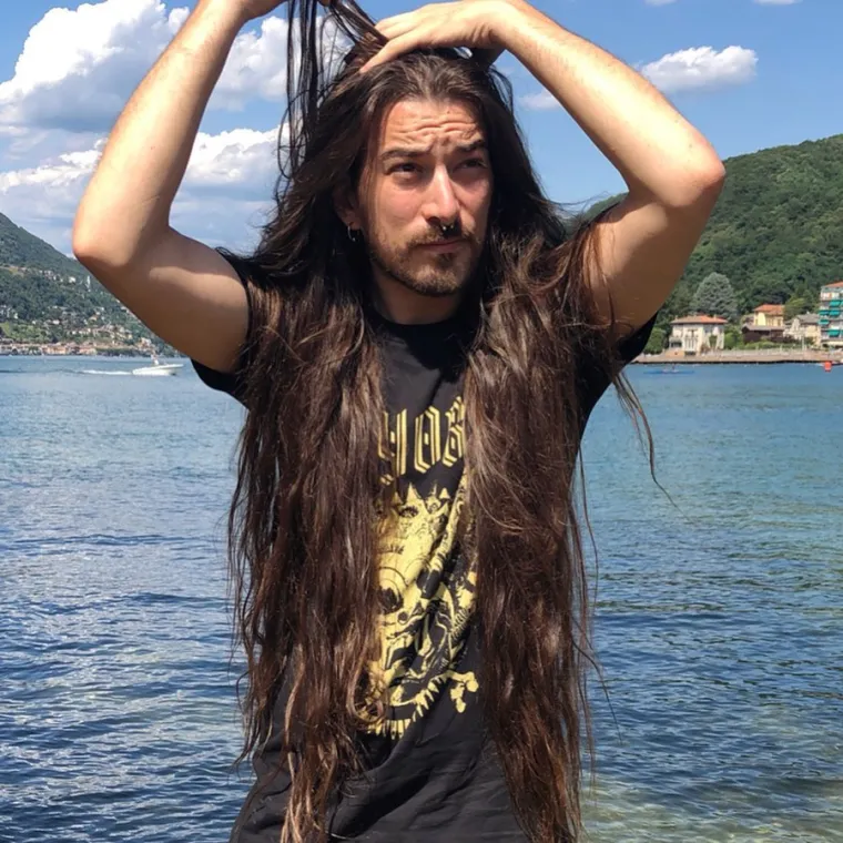 OVAJ LJEPOTAN PRIVLAČI POGLEDE GDJE GOD SE POJAVI: Njegov adut dug je - cijeli metar! Nije ni čudo što ga žene opsjedaju