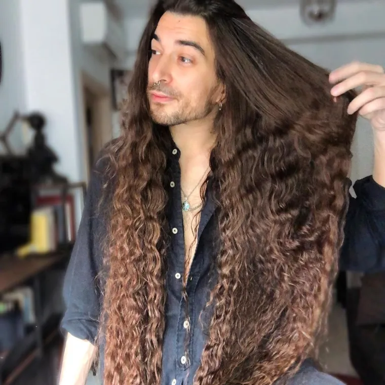 OVAJ LJEPOTAN PRIVLAČI POGLEDE GDJE GOD SE POJAVI: Njegov adut dug je - cijeli metar! Nije ni čudo što ga žene opsjedaju