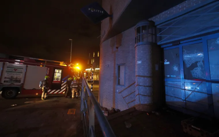 Nizozemci ne prestaju s neredima i prosvjedima zbog policijskog sata: Ozlijeđeni policajci, novinari...