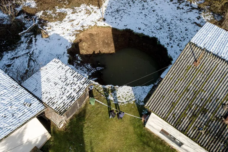 Potres jo&scaron; stvara probleme: U selu Mečenčani se stvaraju goleme rupe