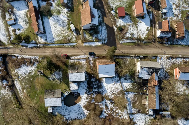 Potres jo&scaron; stvara probleme: U selu Mečenčani se stvaraju goleme rupe