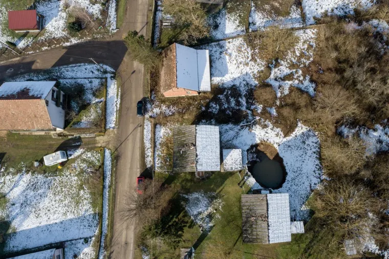 Potres jo&scaron; stvara probleme: U selu Mečenčani se stvaraju goleme rupe