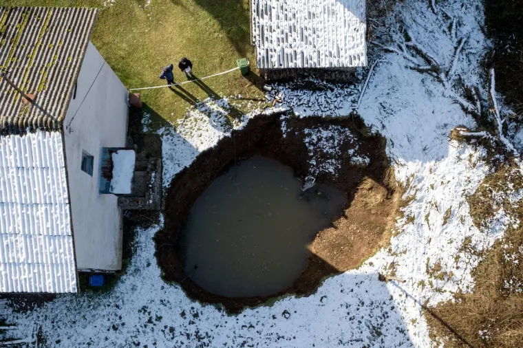 Potres jo&scaron; stvara probleme: U selu Mečenčani se stvaraju goleme rupe