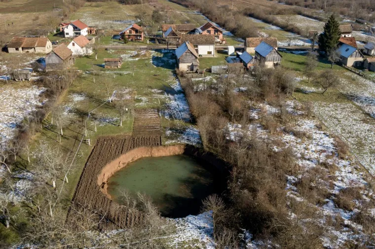 Potres jo&scaron; stvara probleme: U selu Mečenčani se stvaraju goleme rupe