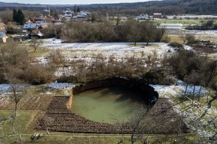 Potres jo&scaron; stvara probleme: U selu Mečenčani se stvaraju goleme rupe