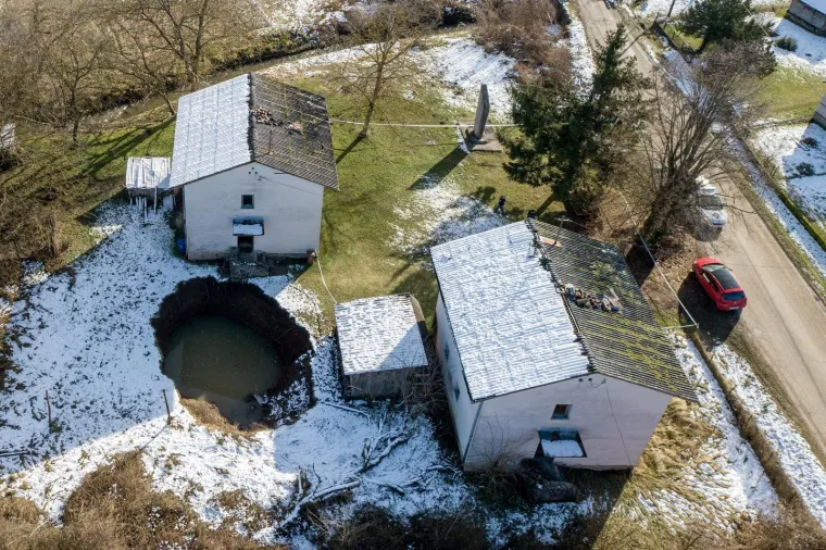 Potres jo&scaron; stvara probleme: U selu Mečenčani se stvaraju goleme rupe