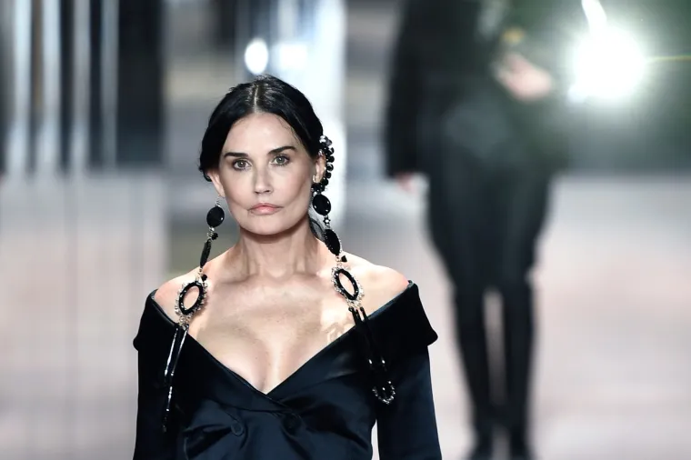 Američka glumica Demi Moore iznenadila je mnoge pojavivši se na pisti revije modne kuće Fendi (Foto: Profimedia)