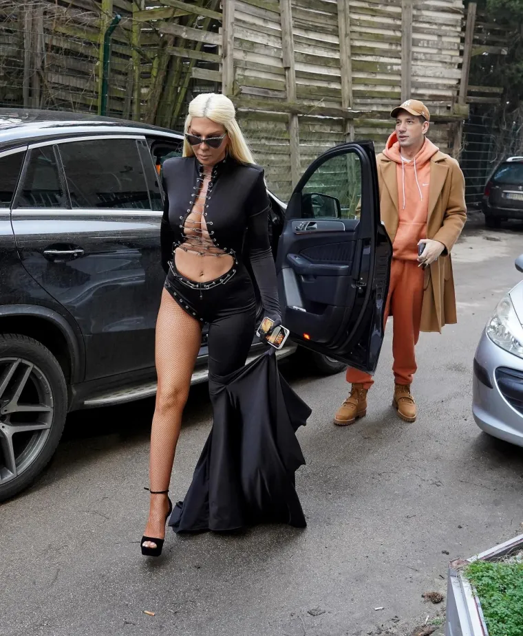 KARLEUŠA IZNENADILA STVARNIM IZGLEDOM SVOG TRBUHA: Paparazzi snimili fotografije koje nije mogla 'popeglati'
