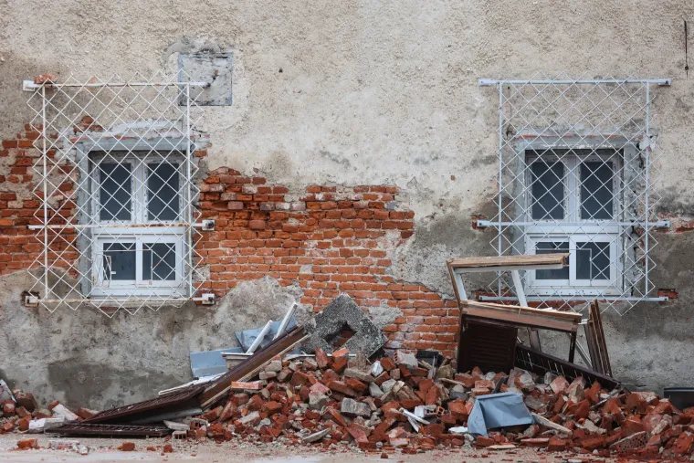Mjesec dana od razornog potresa: Ožiljci i rane na gradu jo&scaron; uvijek bole