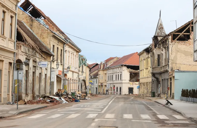 Mjesec dana od razornog potresa: Ožiljci i rane na gradu jo&scaron; uvijek bole
