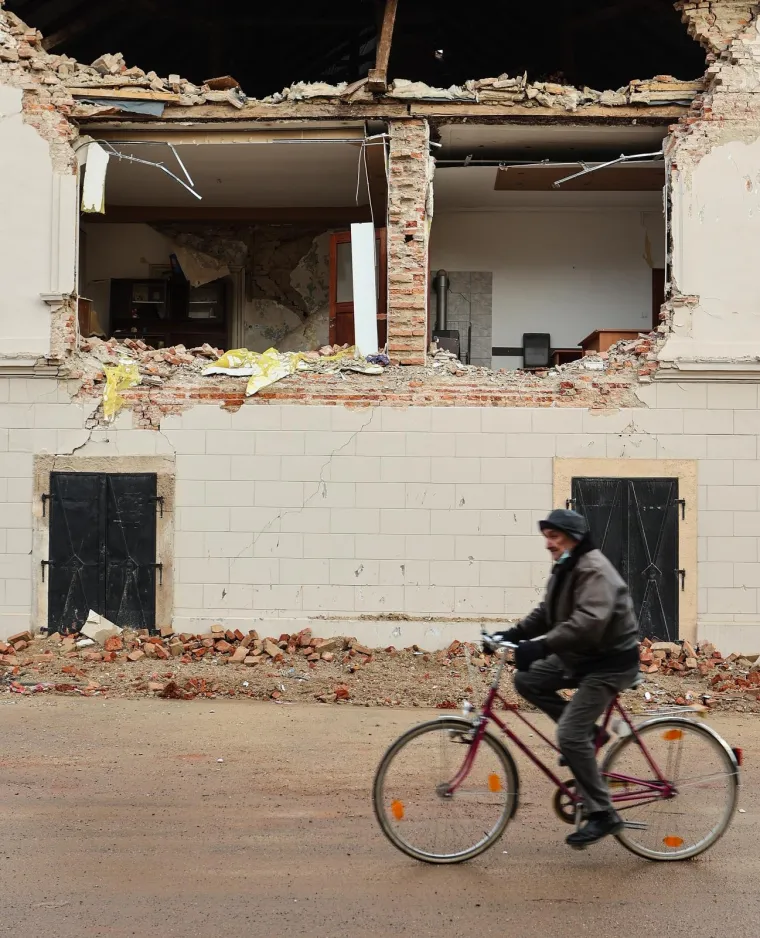 Mjesec dana od razornog potresa: Ožiljci i rane na gradu jo&scaron; uvijek bole