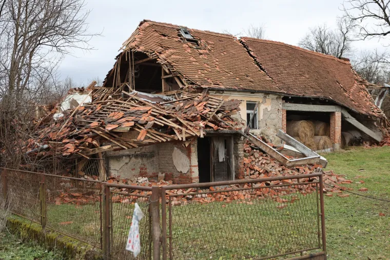 Mjesec dana pro&scaron;lo je od razornog potresa, a pogođena mjesta jo&scaron; su u ru&scaron;evinama