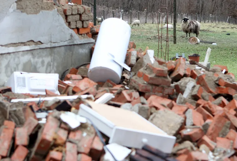 Mjesec dana pro&scaron;lo je od razornog potresa, a pogođena mjesta jo&scaron; su u ru&scaron;evinama