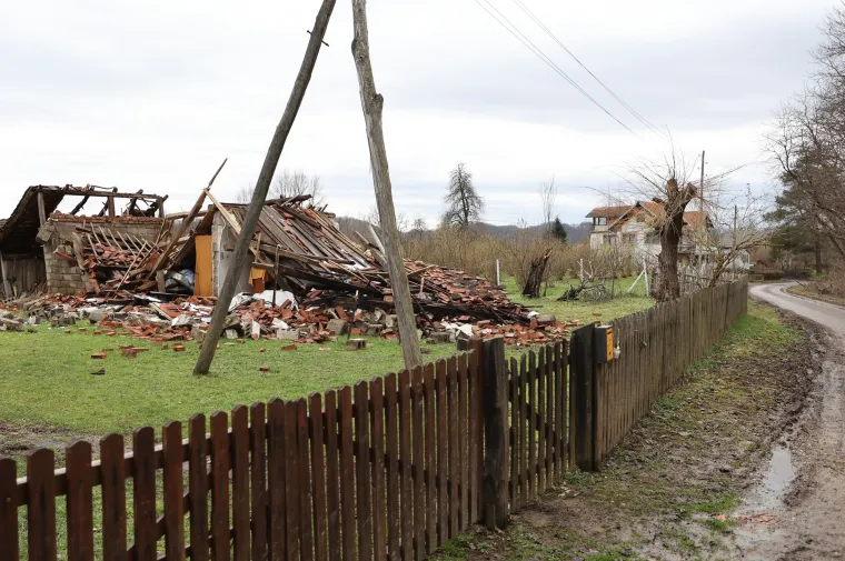 Mjesec dana pro&scaron;lo je od razornog potresa, a pogođena mjesta jo&scaron; su u ru&scaron;evinama