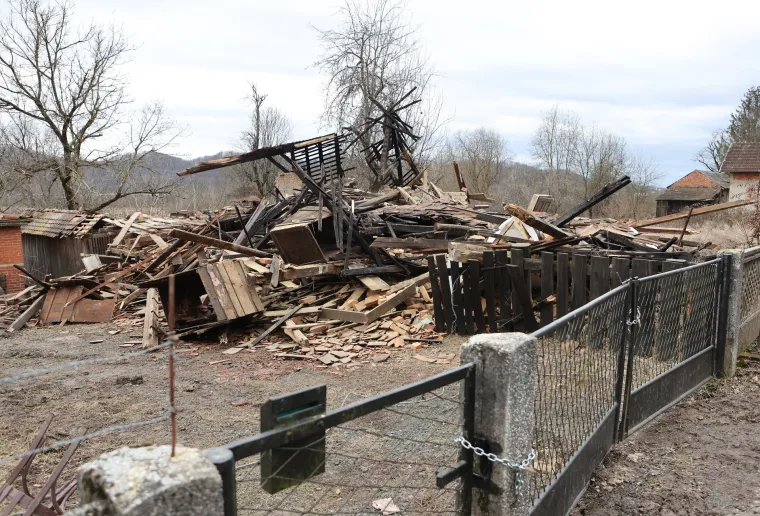 Mjesec dana pro&scaron;lo je od razornog potresa, a pogođena mjesta jo&scaron; su u ru&scaron;evinama