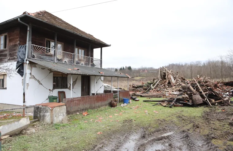 Mjesec dana pro&scaron;lo je od razornog potresa, a pogođena mjesta jo&scaron; su u ru&scaron;evinama