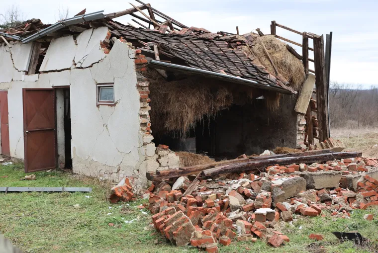 Mjesec dana pro&scaron;lo je od razornog potresa, a pogođena mjesta jo&scaron; su u ru&scaron;evinama