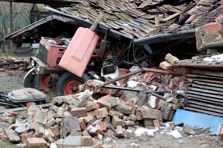 Mjesec dana pro&scaron;lo je od razornog potresa, a pogođena mjesta jo&scaron; su u ru&scaron;evinama