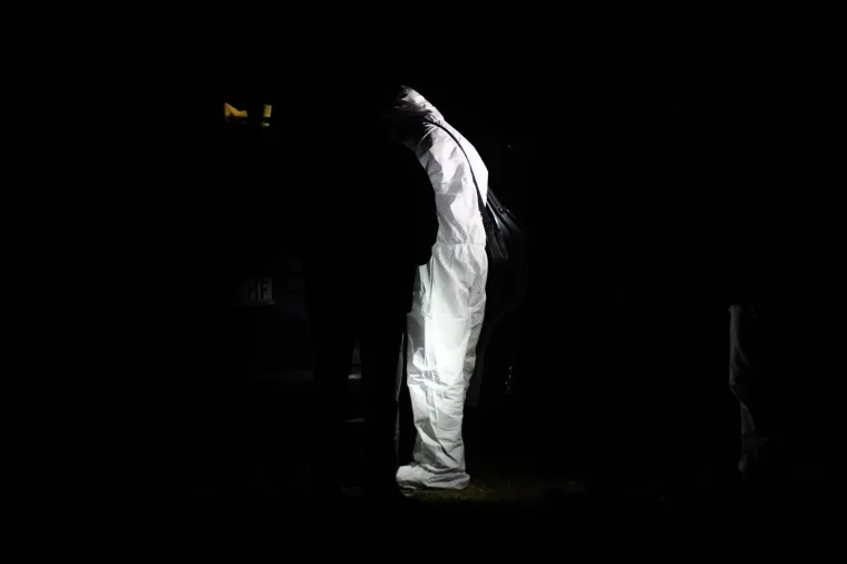 Ubojica pronađen mrtav pored automobila koji je koristio