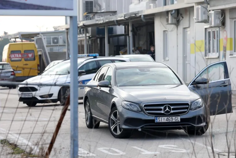 Ovo je Mercedes u kojem je iz automatske pu&scaron;ke ubijen poduzetnik u Vodicama