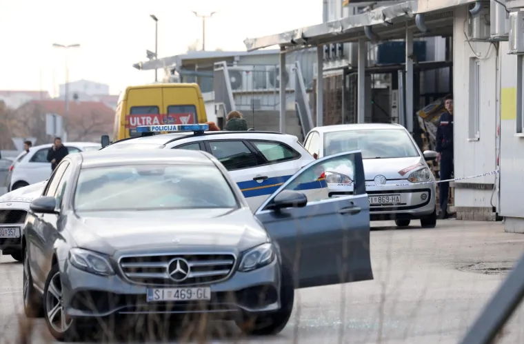 Ovo je Mercedes u kojem je iz automatske pu&scaron;ke ubijen poduzetnik u Vodicama