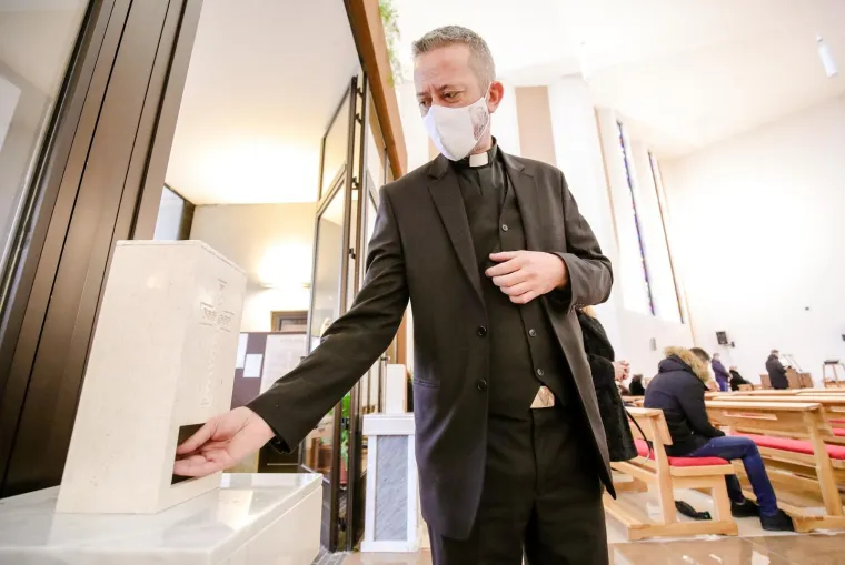 Sveta voda na senzor odu&scaron;evila vjernike u jednoj zagrebačkoj crkvi