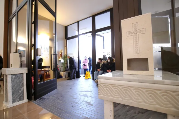 Sveta voda na senzor odu&scaron;evila vjernike u jednoj zagrebačkoj crkvi