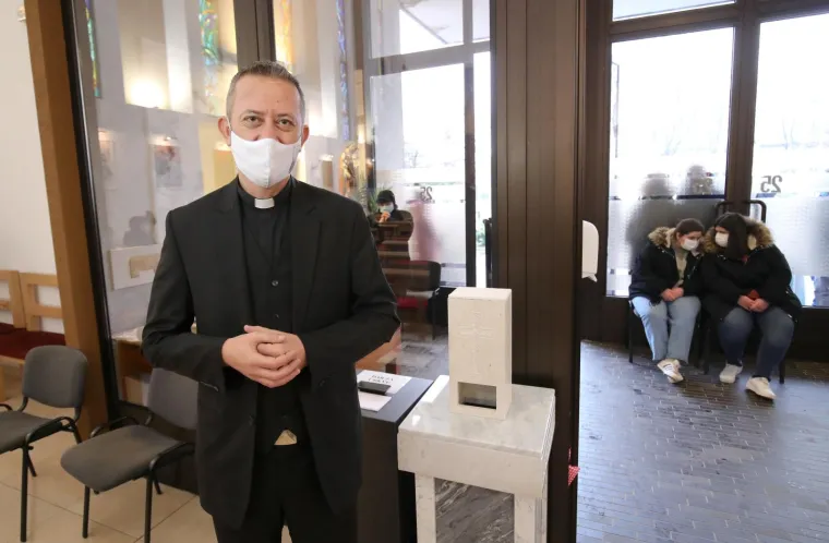 Sveta voda na senzor odu&scaron;evila vjernike u jednoj zagrebačkoj crkvi