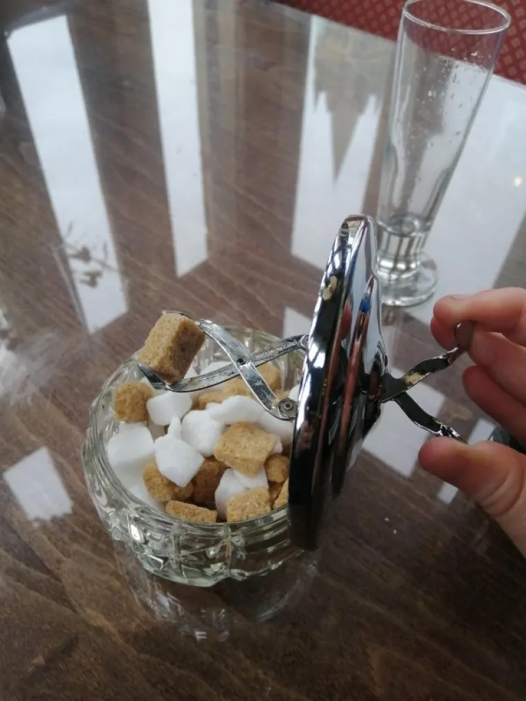 Posuda za šećer u kocki s ugrađenim kliještima
