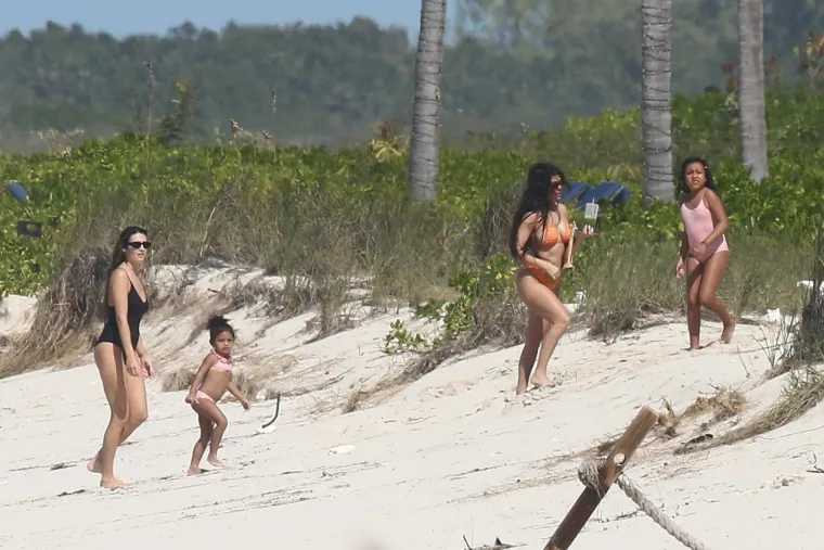 KANYE SE VRATIO U LOS ANGELES, A KIM I KOURTNEY POBJEGLE NA OTOKE: Slavne sestre na plaži pokazale zanosne obline