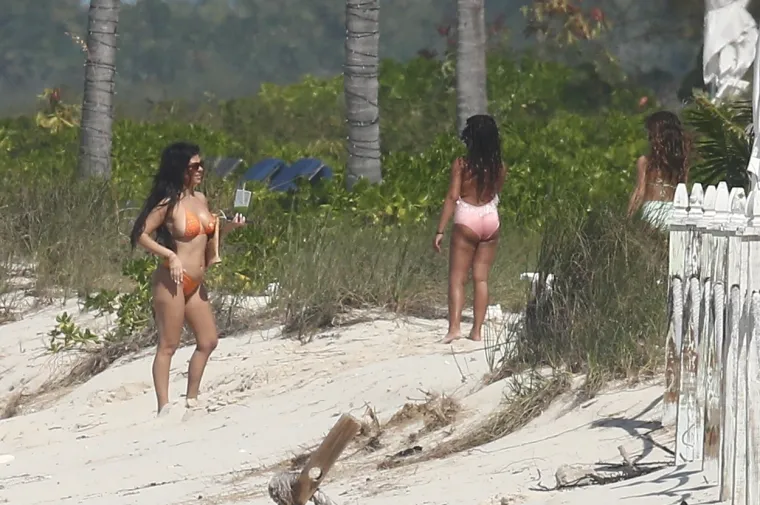KANYE SE VRATIO U LOS ANGELES, A KIM I KOURTNEY POBJEGLE NA OTOKE: Slavne sestre na plaži pokazale zanosne obline