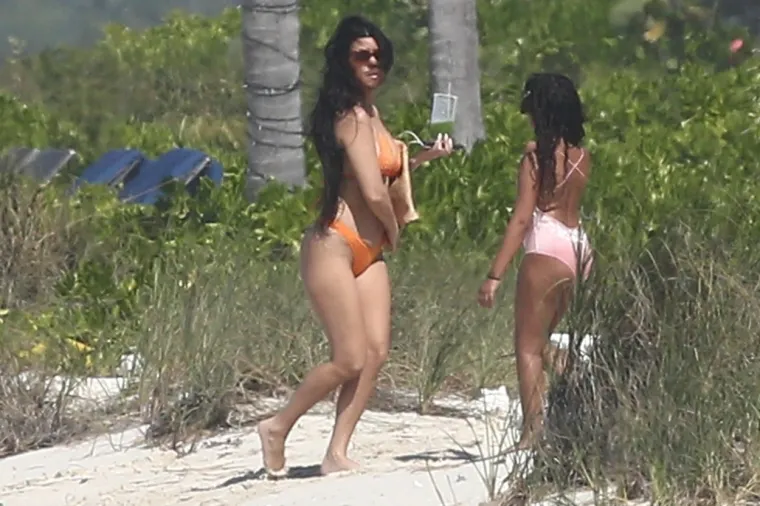 Zanimljivo je da su odlučile otputovati na odmor samo dan nakon &scaron;to je Kimin suprug Kanye West stigao u Los Angeles. Sestre su bijegom na otoke izbjegle dramu oko Kiminog razvoda.