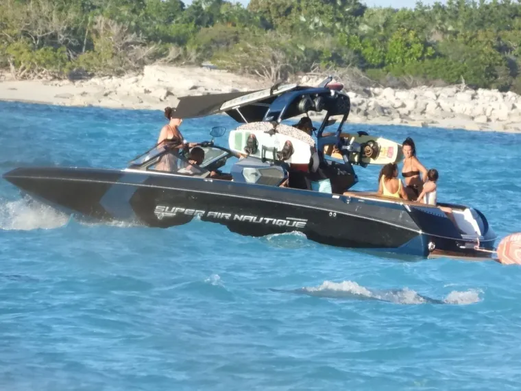 KANYE SE VRATIO U LOS ANGELES, A KIM I KOURTNEY POBJEGLE NA OTOKE: Slavne sestre na plaži pokazale zanosne obline