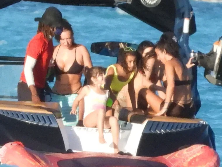 KANYE SE VRATIO U LOS ANGELES, A KIM I KOURTNEY POBJEGLE NA OTOKE: Slavne sestre na plaži pokazale zanosne obline