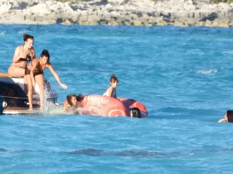 KANYE SE VRATIO U LOS ANGELES, A KIM I KOURTNEY POBJEGLE NA OTOKE: Slavne sestre na plaži pokazale zanosne obline