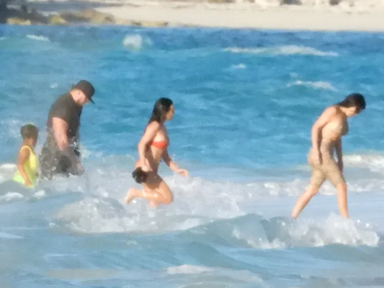 KANYE SE VRATIO U LOS ANGELES, A KIM I KOURTNEY POBJEGLE NA OTOKE: Slavne sestre na plaži pokazale zanosne obline