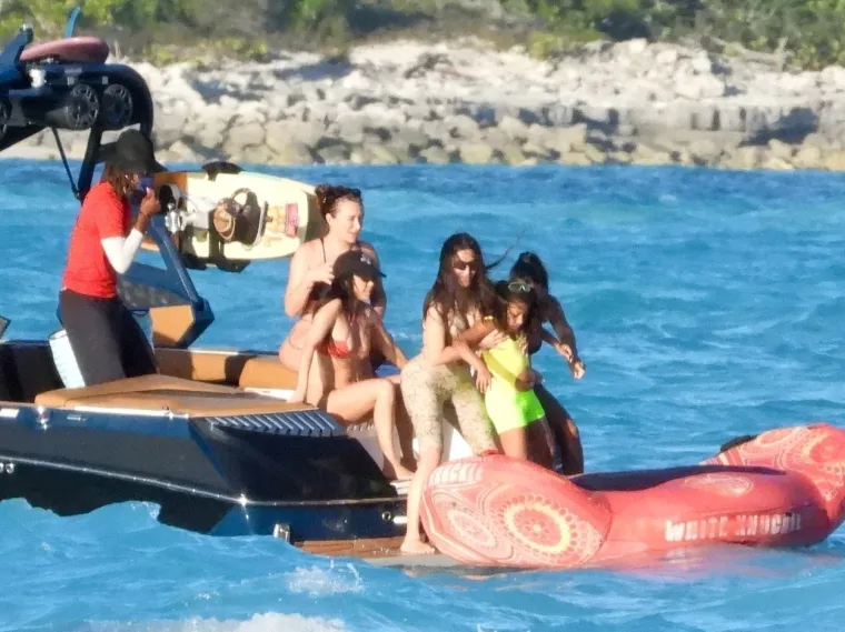Kourtney i Kim Kardashian provele su dan na otocima Turks i Caicos.