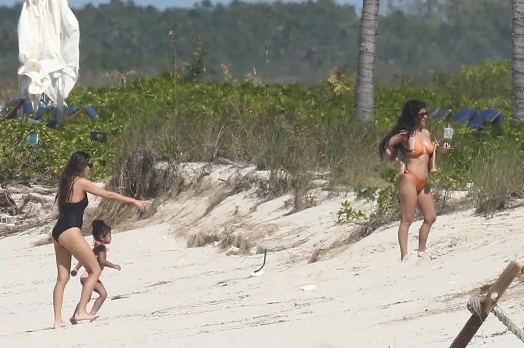 KANYE SE VRATIO U LOS ANGELES, A KIM I KOURTNEY POBJEGLE NA OTOKE: Slavne sestre na plaži pokazale zanosne obline