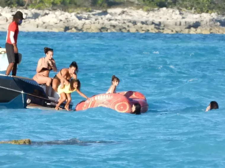 KANYE SE VRATIO U LOS ANGELES, A KIM I KOURTNEY POBJEGLE NA OTOKE: Slavne sestre na plaži pokazale zanosne obline