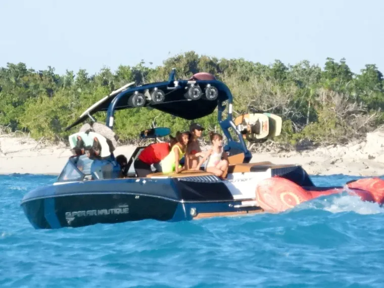 KANYE SE VRATIO U LOS ANGELES, A KIM I KOURTNEY POBJEGLE NA OTOKE: Slavne sestre na plaži pokazale zanosne obline