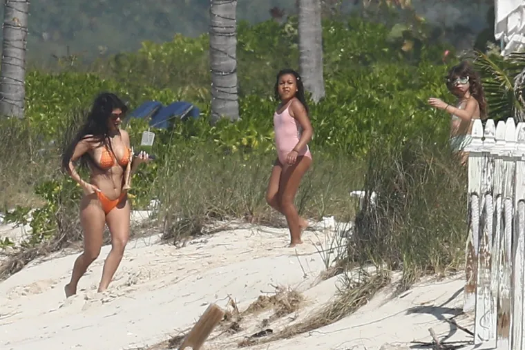 I Kim i Kourtney na sebi su imale minijaturne bikinije u kojima su otkrile svoje bujne atribute. Sestre su uživale u sunčanju i vožnji brodom.