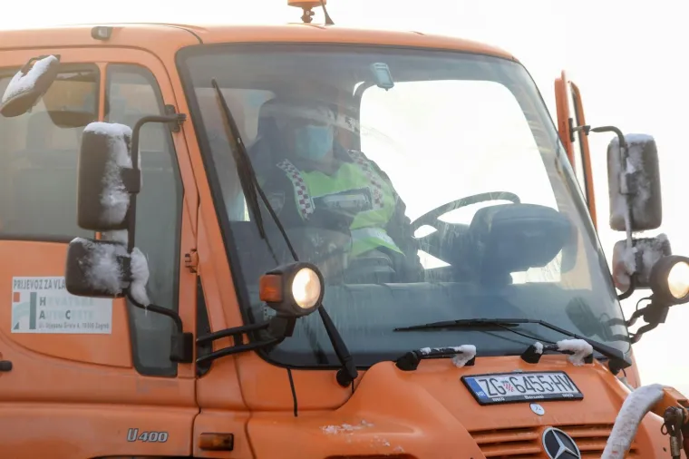 TEŠKA PROMETNA NESREĆA NA ZAGREBAČKOJ OBILAZNICI: U sudaru automobila i ralice poginula jedna osoba